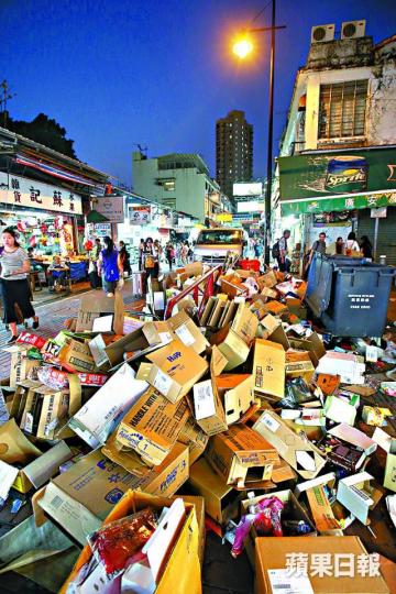 ■上水符興街垃圾站附近街道，入黑後大量紙皮被隨街棄置。黎樹雄攝