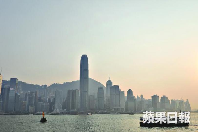 ■維港昨日被光化煙霧濃罩，能見度極低。