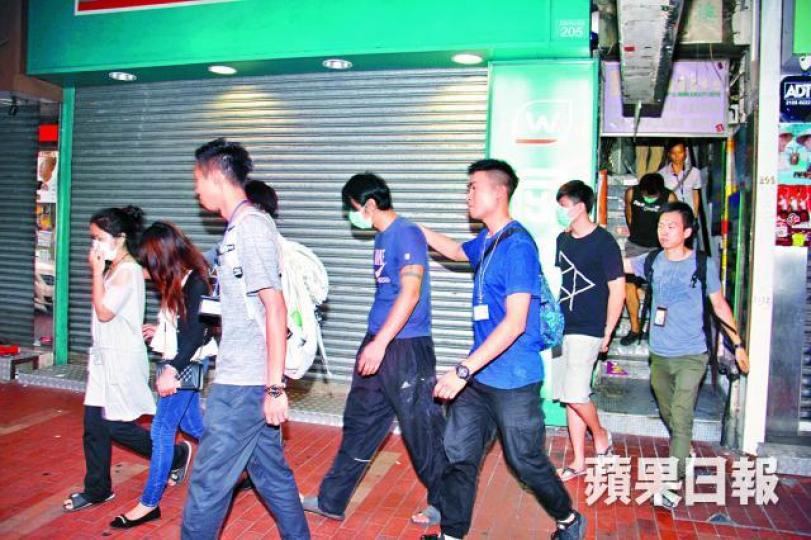 ■警方於元朗破獲兼營外圍馬的釣魚機賭檔。

