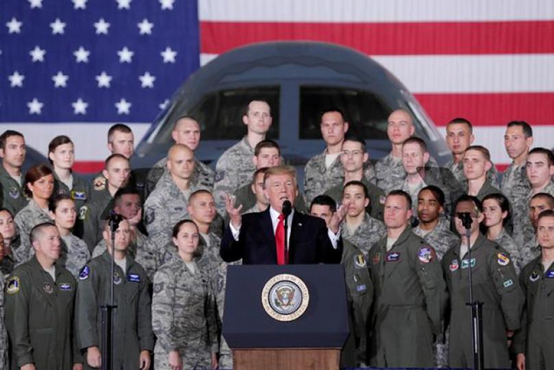 ■特朗普到訪空軍基地時，重申對朝動武是選項之一。　