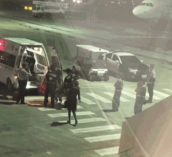 ■復興航空去年曾因轉降松山機場後欲飛回桃園機場，引發爭執，事件中有女乘客昏倒送醫。資料圖片