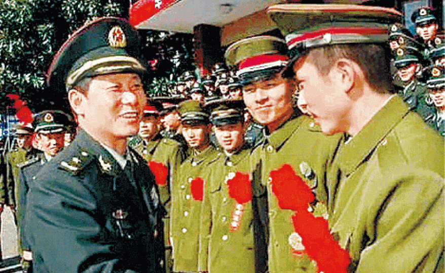 ■周亞寧（左）獲任為火箭軍司令，圖為他早年送別退伍兵。