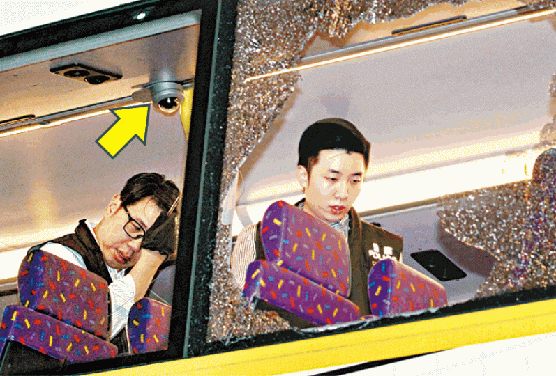 ■上層車廂設有閉路電視鏡頭（箭嘴示）。溫瑞麟攝