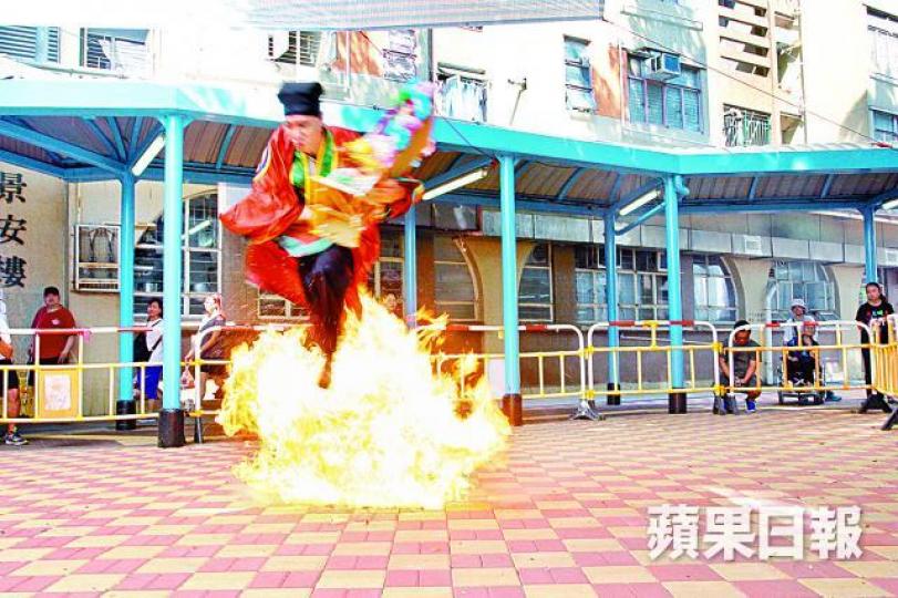 ■多名街坊到場上香拜祭雙屍案死者。
