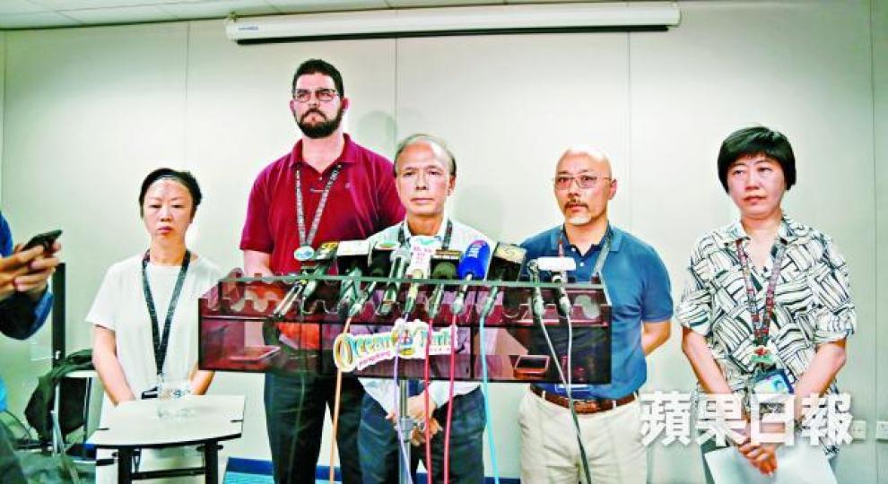 ■海洋公園行政總裁李繩宗（中）指事主進入「活埋凶間」5分鐘後被發現出事。司徒韋桐攝