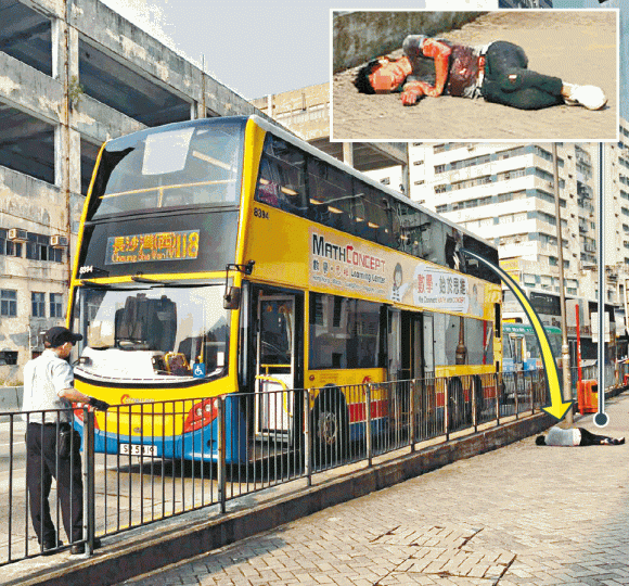 ■22歲姓吳男子斬傷女友，擊破車窗後跳車倒卧地上。讀者提供圖片■救護員救出女傷者，惟送院途中不治。■車廂內血迹斑斑，遺下一把11吋長利刀（下圖）。
