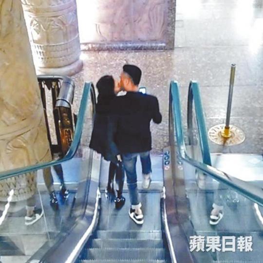 ■洗米華與Mandy在倫敦Harrods乘扶手電梯時，情不自禁熱吻。讀者提供圖片■洗米華和Mandy逛Harrods的童裝部，買了不少衣服。讀者提供圖片■上月底洗米華與Mandy在倫敦的機場出現。資料圖片■松岡李那原計劃飛英國睇時裝騷，但因政治局勢而決定取消。互聯網圖片