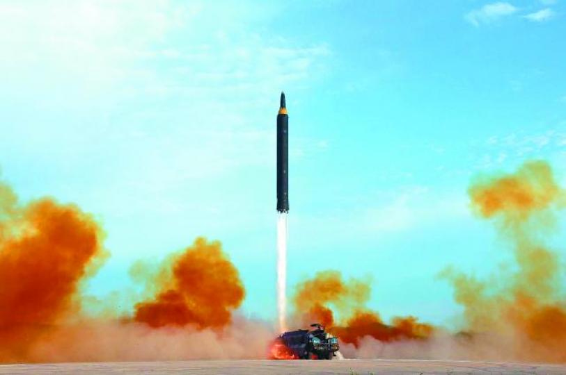 ■「火星12型」導彈直接從流動發射車試射。　美聯社