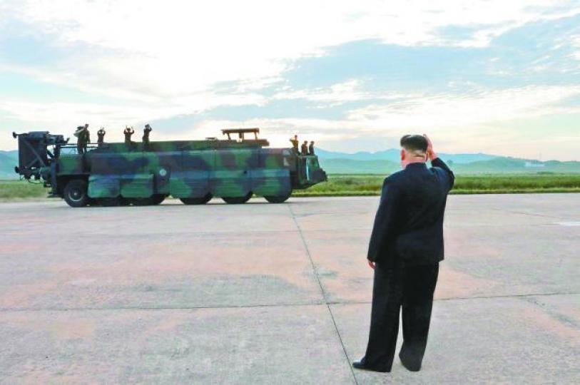 ■金正恩前日親自到場見證「火星12型」導彈發射。路透社