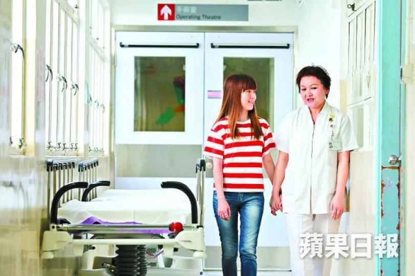 ■「慈母」曹順金牽着昔日「小病人」Harmony話當年。李家皓攝■當時20歲的曹順金是擁有22吋小蠻腰的「俏護士」。受訪者提供圖片■有60年歷史的大口環根德公爵夫人兒童醫院，位於薄扶林海旁，是香港首間兒童醫院。