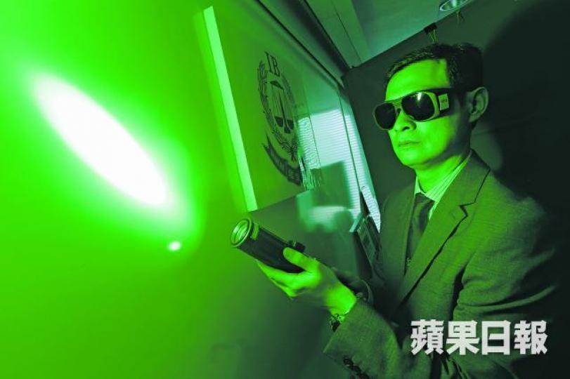 ■胡超峰示範使用鑑證激光系統。何頴賢攝■2013年大角嘴肢解父母案，鑑證科人員在近大門的牆壁發現疑兇的掌紋（箭嘴示）。■TracER鑑證激光系統不需接觸物件已可套取指模。