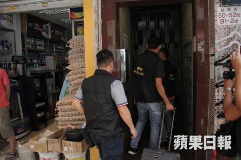 ■警員早前在案發地點附近調查。
