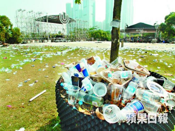 ■上周六電音節後，現場遺留大量垃圾。