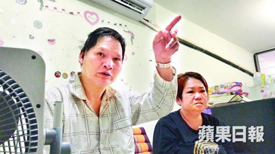 ■死者張朝傑的父母昨受訪時指兒子生前「好乖、好叻」。■死者張朝傑■「活埋凶間」鬼屋昨遮蓋招牌（箭嘴示）及封閉，警員在外把守。梁瑞帆攝■傑仔房間中擺放了與女友的漫畫肖像。