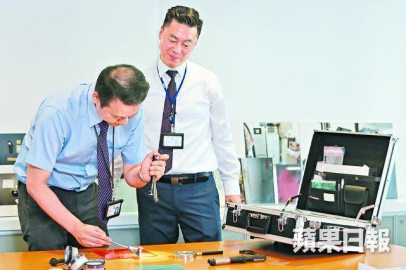 ■鑑證人員示範套取指模。