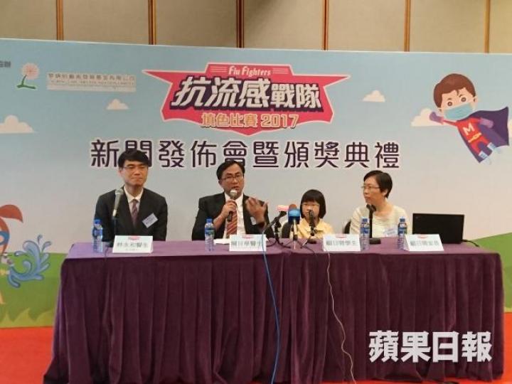 ■林永和醫生（左一）指，調查結果反映校園的流感疫情嚴重，關日華醫生（左二）提醒家長要為明年的冬季流感高峰期作好準備。陳穎思攝
