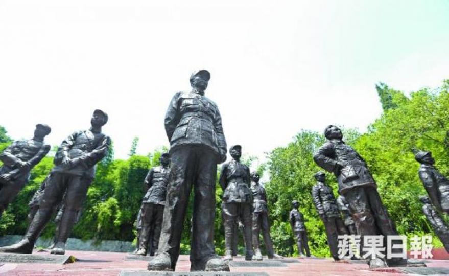 ■博物館大門外展示猶如現代版兵馬俑的抗日國共英雄，有別於中共解讀抗日史。王子俊攝■博物館樓梯兩邊，展示國軍陣亡將領的遺照。王子俊攝■3,000多名老兵的手印，不分國共。王子俊攝