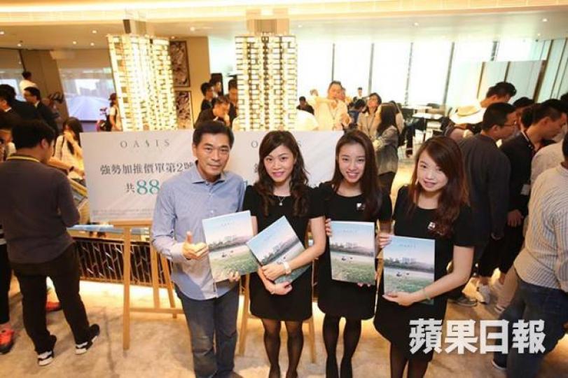 ■黃光耀（左一）搵來公司三位小花幫手，唔打得都睇得。　黃耀興攝