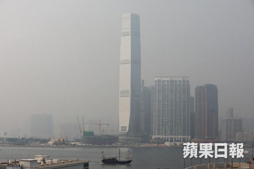 ■昨空氣污染嚴重，維港一片灰濛濛。