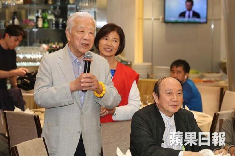 ■董偉（左）同詹培忠對交易大堂被收番一事，都覺得好可惜。　謝榮耀攝
