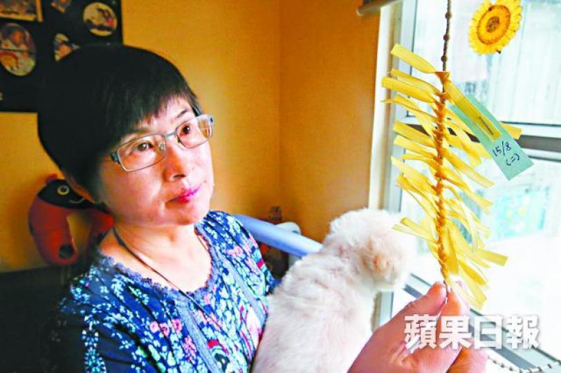 ■梁曉暘母親每日在窗邊繫黃絲帶，守望獄中兒子。黎樹雄攝梁曉暘