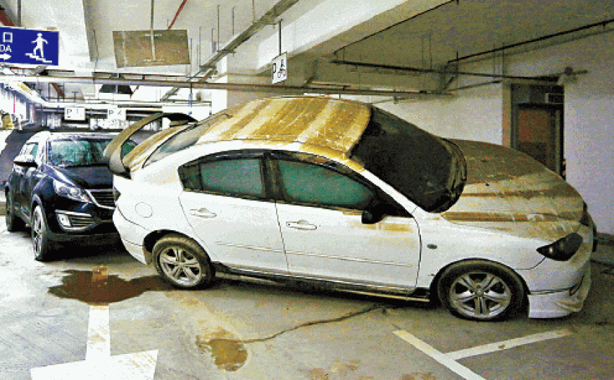 ■早前嚴重水浸的筷子基快達樓停車場內，仍有報銷車輛未清理。