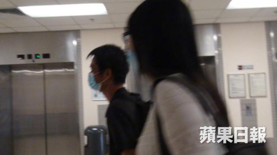 ■22歲疑犯的胞姐及父親昨早到醫院探望。
