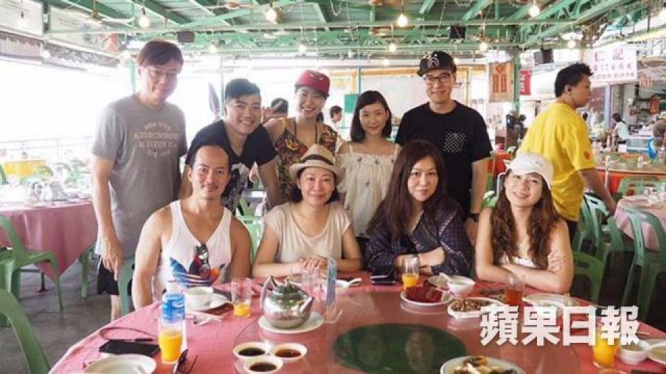 ■鄧聲興（後排右一）與太太（後排右二）齊去遊船河，無事喇。　互聯網圖片