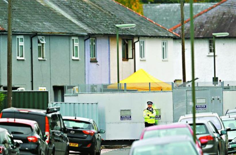 ■瓊斯夫婦居住的房子遭警方封鎖，外邊有警員駐守。路透社