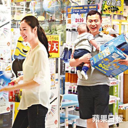 【滿載而歸】■翠翠日前與老公周曉東和囝囝，一家三口出動買玩具，大享家庭樂。【左揀右揀】■油光滿臉兼素顏的翠翠，樸素打扮外出濕平。【跌梗一件】■抱着囝囝的周曉東不小心將玩具丟在地上，翠翠彎腰代為執拾。■周曉東昨抱着囝囝，撐老婆翠翠簽約做健康食品代言人。