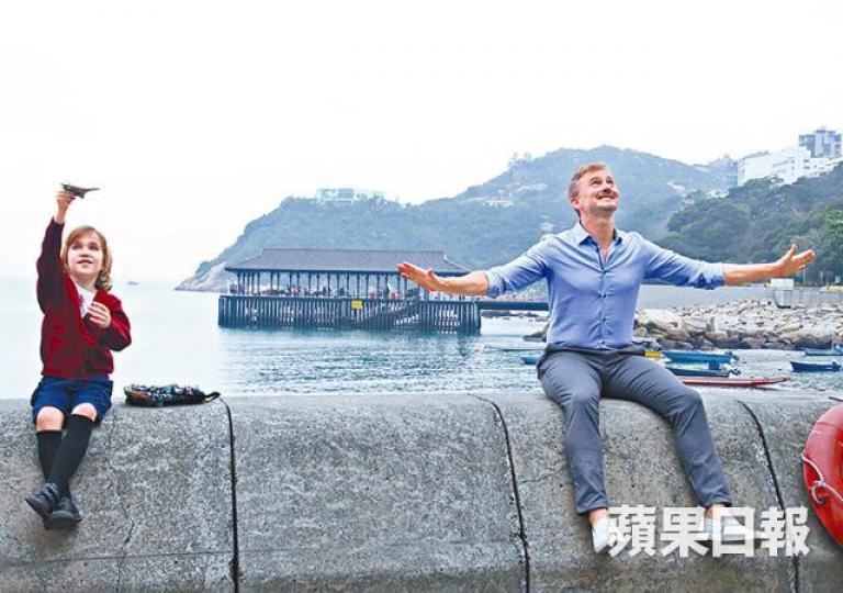 ■河國榮與小男孩演戲，兩人一拍即合。
