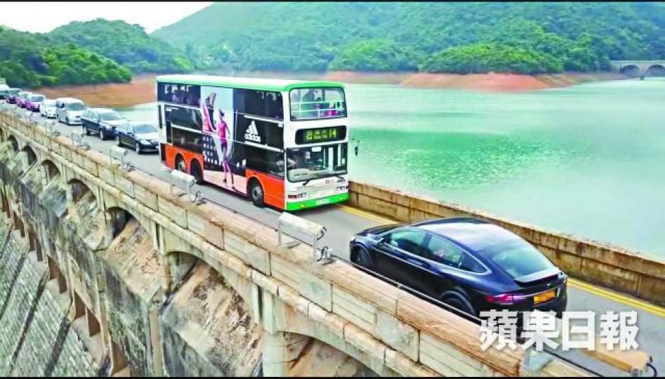 ■大潭道水壩段早前有Tesla電動車與巴士狹路相遇，進退不得致塞車。互聯網