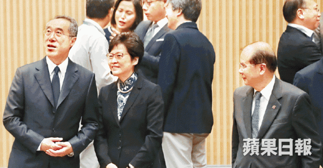 ■林鄭月娥（中）昨宣佈委任唐英年（左）接替張建宗（右），出任西九文化區董事局主席一職。許頌明攝