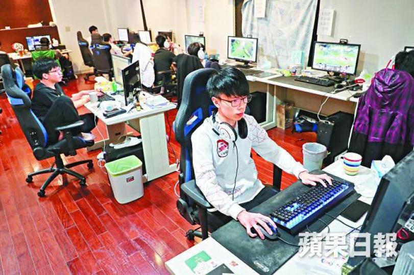 ■吃飯梳洗後,便須立即埋位展開12小時的打機生活。 許頌明攝■HKA的台北訓練基地,是一幢過萬呎的隱世別墅。■每日正午時段,電競選手們在宿舍起床。■基地遠離市中心,三餐多數靠外賣解決。 ■吃飯梳洗後,便須立即埋位展開12小時的打機生活。 許頌明攝■HKA的台北訓練基地,是一幢過萬呎的隱世別墅。■每日正午時段,電競選手們在宿舍起床。■基地遠離市中心,三餐多數靠外賣解決。