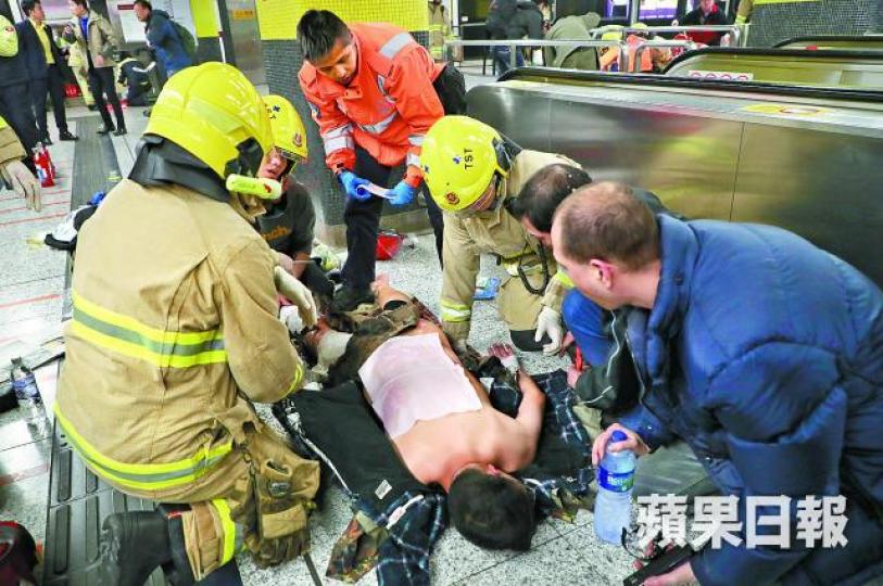 ■鄭澤言於縱火事故當日全身多處燒傷，躺在月台接受急救。