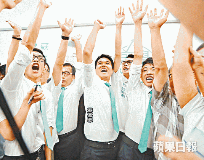 ■蘇嘉豪當選成為澳門最年輕立法會議員，昨得悉結果後與助選團一同歡呼。■泛民元老區錦新和吳國昌與競選團隊開香檳慶祝勝選。