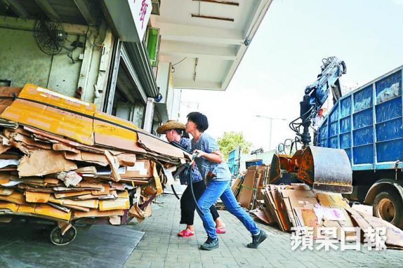 ■回收商昨復收廢紙，即有長者推着大車紙皮出售。王心義攝
