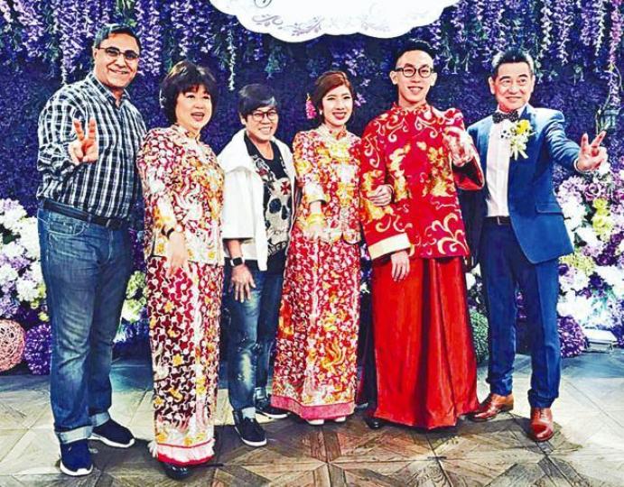 ■朱咪咪與老公馬生(右一)所生的大仔健庭,前日在港擺酒結婚,好友黑妹(左三)到賀。互聯網圖片■繼今年2月演唱會上,朱咪咪三母子合唱後,前晚婚宴上三母子再度合唱《海濶天空》。資料圖片■細龜、譚炳文和李家仁醫生跟咪咪姐及新人大合照。微博圖片 ■朱咪咪與老公馬生(右一)所生的大仔健庭,前日在港擺酒結婚,好友黑妹(左三)到賀。互聯網圖片■繼今年2月演唱會上,朱咪咪三母子合唱後,前晚婚宴上三母子再度合唱《海濶天空》。資料圖片■細龜、譚炳文和李家仁醫生跟咪咪姐及新人大合照。微博圖片