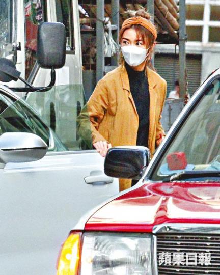 【保持警覺】■食完拉麵嘅Fiona即戴上口罩跳上男友人架車。【醒目交戲】■Fiona否認身旁嘅Bryon係男朋友，仲要男友人交戲。