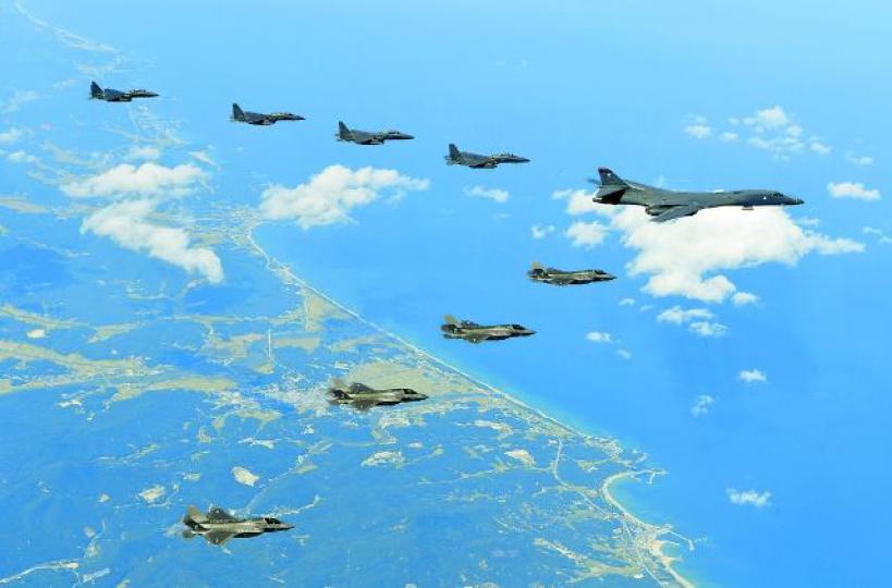 ■美軍B1B轟炸機、F35隱形戰機與韓軍F15K戰機昨天再飛越朝鮮半島作聯合演練。美聯社