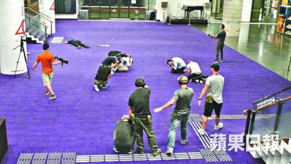 ■警方模擬持槍暴徒闖入大會堂，並亂槍掃射無辜巿民。李家傑攝■反恐特勤隊員攻入音樂廳疏散巿民。