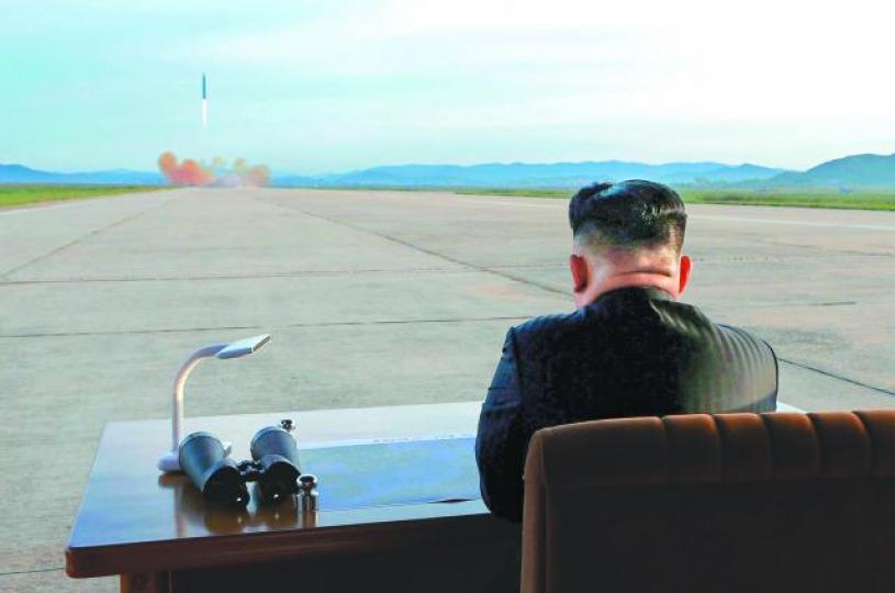 ■金正恩上周五監督試射的「火星12型」遠程彈道導彈，就是使用UDMH燃料。路透社■除美韓和中俄軍演，日本自衞隊和駐日美軍昨天亦舉行聯合巷戰訓練。路透社
