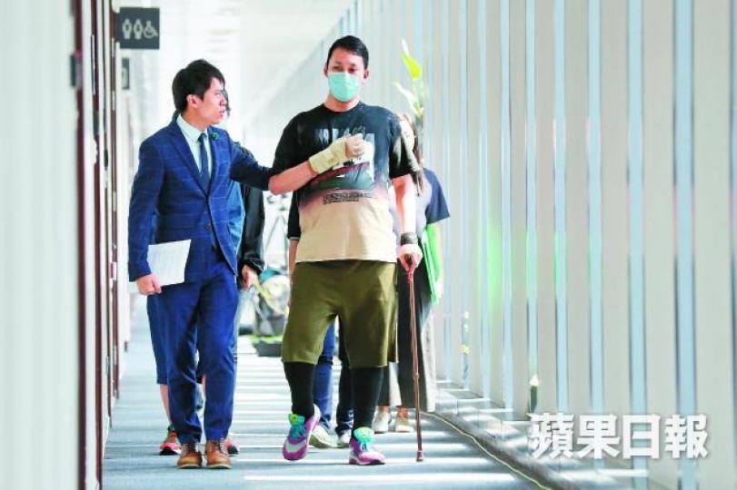 ■港鐵縱火案傷者鄭澤言昨撐着枴杖，在鄺俊宇（左）陪同下出席記者會。謝榮耀攝
