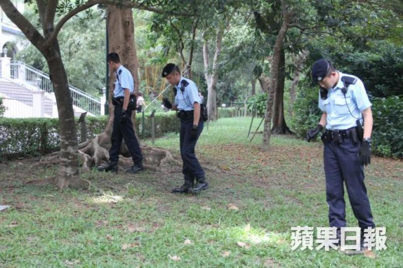■警員到發現鑽石的九龍公園調查。