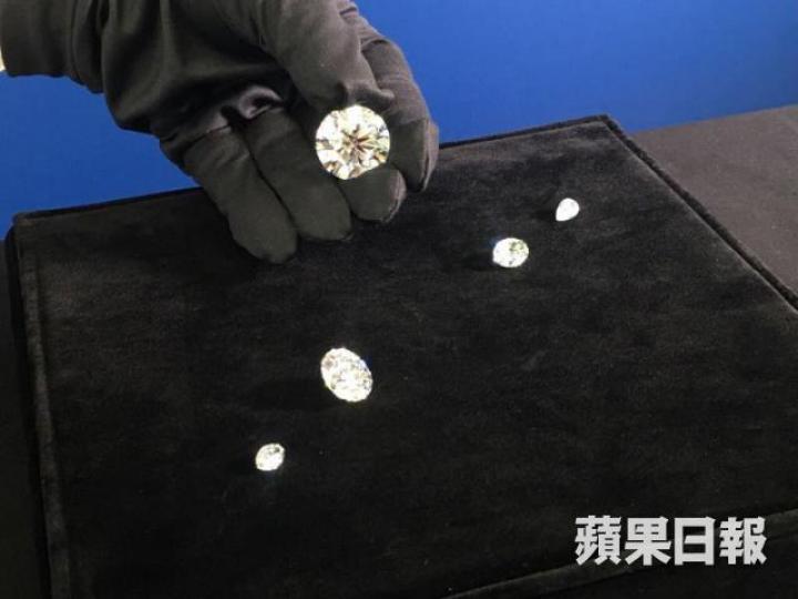 ■呢粒《王朝》巨鑽，底價至少1,000萬美金。范穎琛攝■Evgeniy Tsybukov話，5粒鑽石將於11月在線上平台拍賣。范穎琛攝