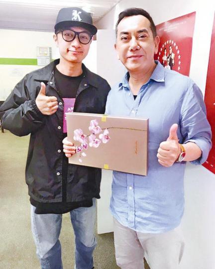 ■古巨基（左）日前睇黃秋生舞台劇後，不忘送上自家品牌月餅給對方。
