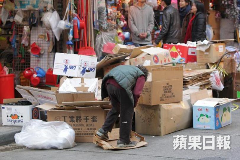 ■公公婆婆執紙皮變賣之路已斷絕，基層喺香港自食其力空間越縮越窄。　資料圖片