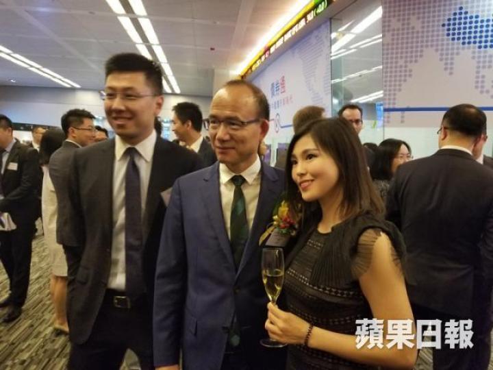 ■郭廣昌（中）笑起上嚟親和力十足，自然吸引靚女埋身。陳雪蕾攝