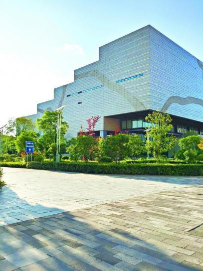 ■有傳銷人員訛稱貴陽城市規劃館的外形力證國家支持「五級三晉制」。讀者提供圖片■傳銷人員會出示內地法規，暗指1040工程是由中共操作。