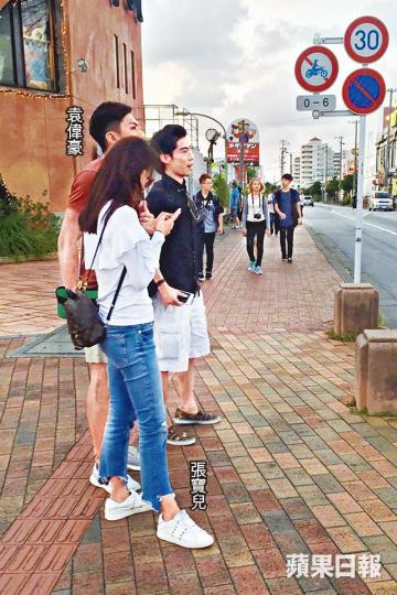 ■袁偉豪與張寶兒大前日被撞破在沖繩旅行，張寶兒全程玩手機冷落男友。讀者提供圖片■張寶兒與袁偉豪及友人在美國村附近閒逛。讀者提供圖片■袁偉豪與張寶兒因拍節目而撻着，上月公開認愛。■07年參選港男奪冠的袁偉豪，有胸肌有腹肌身形甚弗。資料圖片■去年參加港姐的張寶兒，三甲不入，慬獲友誼小姐獎項。資料圖片